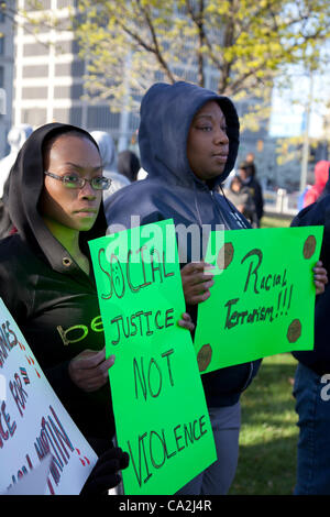 Detroit, Michigan - Un rassemblement exhortant la justice pour Trayvon Martin, l'adolescent afro-américain non armé qui a été abattu en Floride par un bénévole pour la surveillance de quartier. La manifestation était organisée par la NAACP, la United Auto Workers, et d'autres groupes communautaires. Banque D'Images