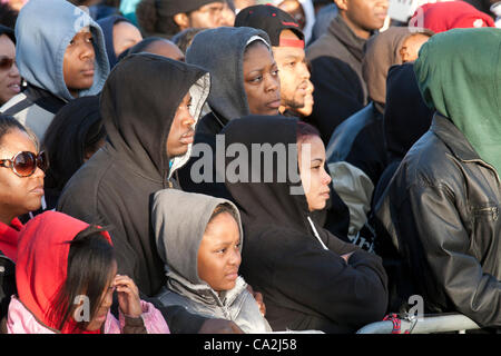 Detroit, Michigan - Un rassemblement exhortant la justice pour Trayvon Martin, l'adolescent afro-américain non armé qui a été abattu en Floride par un bénévole pour la surveillance de quartier. La manifestation était organisée par la NAACP, la United Auto Workers, et d'autres groupes communautaires. Banque D'Images