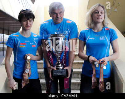 République tchèque Martina Sablikova speedskaters (à gauche), l'entraîneur Petr Novak et Karolina Erbanova poser après une conférence de presse à Prague, en République tchèque, le mardi 27 mars 2012. (Photo/CTK Stanislav Zbynek) Banque D'Images