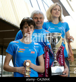 République tchèque Martina Sablikova speedskaters (à gauche), l'entraîneur Petr Novak et Karolina Erbanova poser après une conférence de presse à Prague, en République tchèque, le mardi 27 mars 2012. (Photo/CTK Stanislav Zbynek) Banque D'Images