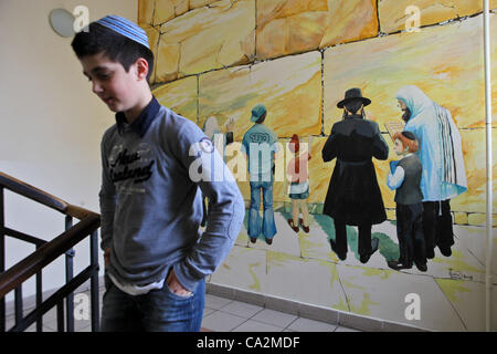 Le 26 mars 2012 - St.-Petersburg, Russie - Mars 26,2012. Sur la photo : école juive de Saint-Pétersbourg, Russie (Menakhem école juive). Un garçon de l'école. (Crédit Image : © PhotoXpress/ZUMAPRESS.com) Banque D'Images