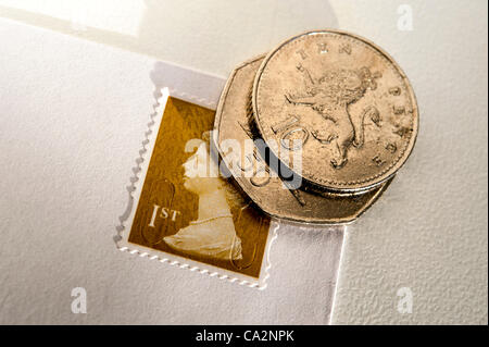 UK 27 mars 2012. La Royal Mail annonce une hausse de prix des timbres de première classe à 60 pence. Les prix vont augmenter à partir de 46p pour la première classe et 36p pour la deuxième classe à partir de 30 Avril. Banque D'Images