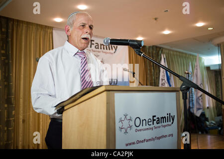 Membre de la Chorale du père défunt Shimon Lev chante le El maleh rahamim la prière. Lev est le neveu de 675Hermele de Suède, qui a été assassiné dans le Parc Hôtel Pâque 2002 massacre, et père de Chagai Lev, qui a été tué dans l'action à Gaza. Netanya, Israël. 27-Mar-2012. Banque D'Images