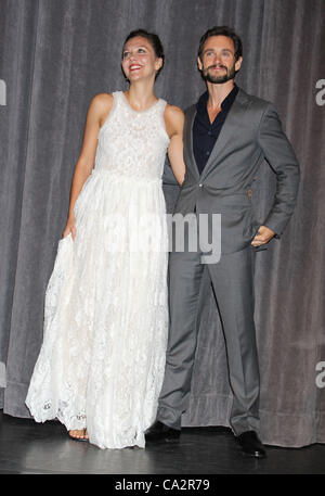 15 septembre 2011 - L'Ontario, ON, Canada - Maggie Gyllenhaal avec Hugh Dancy lors de la première de "l'hystérie" à l'édition 2011 du Festival International du Film de Toronto. (Crédit Image : © Dan Herrick/ZUMAPRESS.com) Banque D'Images