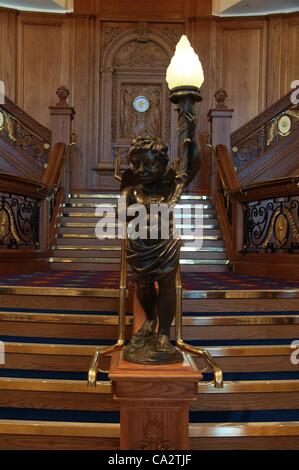 Un détail du quasi-réplique de RMS Titanic orné du Grand escalier dans Titanic Belfast visitor centre, Titanic Quarter, Belfast, Irlande du Nord. 27 Mars 2012 Banque D'Images