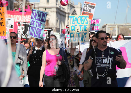 Londres, Royaume-Uni, le 28 mars, 2012. Les manifestants habillés comme des dames âgées tenir des pancartes disant "les enseignants de l'avenir". Des milliers de professeurs et chargés de cours se sont réunis à Malet Street avant de marcher à Westminster pour protester contre les projets du gouvernement pour les retraites du secteur public. Banque D'Images