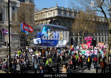 Londres, Royaume-Uni. 28/03/12. La marche pour les enseignants le ministère de l'éducation. L'action de grève par les enseignants et conférenciers est limité à Londres uniquement et n'est en réponse à la réforme des retraites prévues GovernmentÕs. Banque D'Images