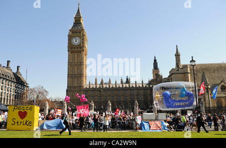 Londres, Royaume-Uni. 28/03/12. La marche pour les enseignants le ministère de l'éducation. L'action de grève par les enseignants et conférenciers est limité à Londres uniquement et n'est en réponse à la réforme des retraites prévues les gouvernements. Banque D'Images