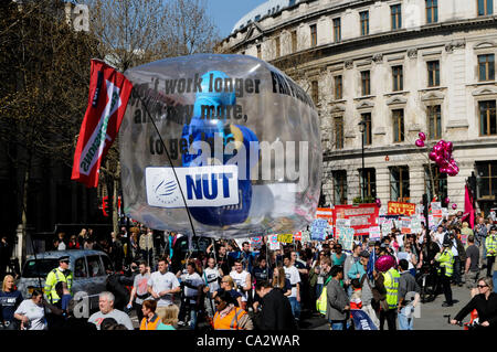 Londres, Royaume-Uni. 28/03/12. La marche pour les enseignants le ministère de l'éducation. L'action de grève par les enseignants et conférenciers est limité à Londres uniquement et n'est en réponse à la réforme des retraites prévues GovernmentÕs. Banque D'Images