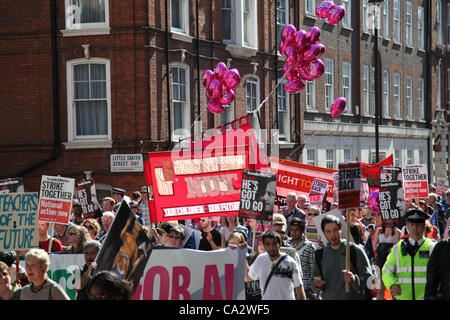 Londres, Royaume-Uni, le 28 mars, 2012. Des milliers de professeurs et chargés de cours se sont réunis à Malet Street avant de marcher à Westminster pour protester contre les projets du gouvernement pour les retraites du secteur public. Banque D'Images