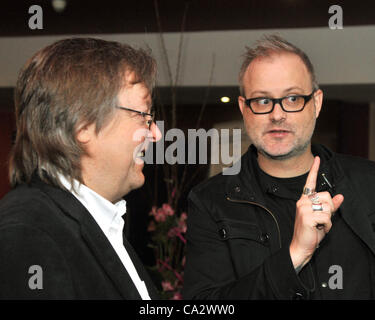 Directeur canadien Denis Côté (à droite) prend la parole lors du programme, appuyez sur coneference avec Stefan Uhrik directeur de festival du film Febiofest à Prague, République tchèque le 28 mars 2012. (Photo/CTK Stanislav Peska) Banque D'Images