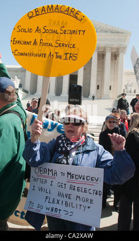 Le projet de loi de soins de manifestants crier au cours de la deuxième journée de débat sur la constitutionnalité de la Cour suprême de Barack Obama's health care bill à la Cour suprême des États-Unis le 27 mars 2012, à Washington, DC. Banque D'Images