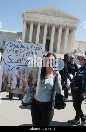 Le projet de loi de soins de manifestants crier au cours de la deuxième journée de débat sur la constitutionnalité de la Cour suprême de Barack Obama's health care bill à la Cour suprême des États-Unis le 27 mars 2012, à Washington, DC. Banque D'Images