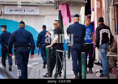 Toulouse, France. 28.03.2012 Photo montre Police Française patrouillant dans les rues dans le centre de Toulouse, le sud-ouest de la France après les récentes attaques terroristes dans la périphérie de la ville par Mohammed Merah, un musulman de 23 ans. Banque D'Images