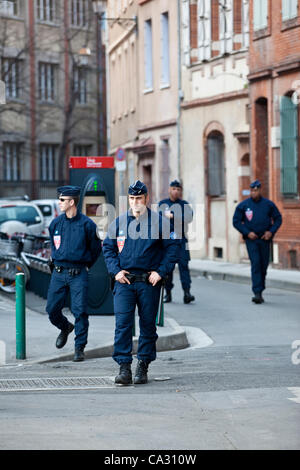 Toulouse, France. 28.03.2012 Photo montre Police Française patrouillant dans les rues dans le centre de Toulouse, le sud-ouest de la France après les récentes attaques terroristes dans la périphérie de la ville par Mohammed Merah, le musulman de 23 ans. Banque D'Images