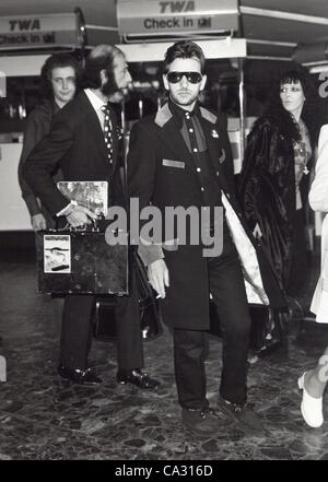 RINGO STARR à l'aéroport Heathrow de 1972.(Image Crédit : Â© International Syndication/Photos/ZUMAPRESS.com) Globe Banque D'Images