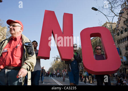 29 mars 2012 - Barcelone, Catalogne, Espagne. 'Non' lettres détenues par des manifestants pendant la grève générale en Espagne contre les mesures d'austérité du gouvernement plus Banque D'Images