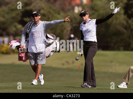 23 mars 2012 - (San Diego Rancho Bernardo Area - Mars 23, 2012, Carlsbad, Californie, États-Unis d' |Jour 2 de golf LPGA KIA Classic à La Costa- Paula Creamer et son caddie signal aux spectateurs sur le côté gauche du trou 9 à surveiller la balle.| Crédit photo : CHARLIE/tNEUMAN U-T San Diego/ZUMA Banque D'Images