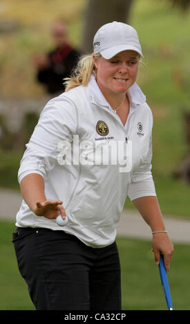 Mars 23, 2012 - Mars 23, 2012, Carlsbad, Californie, États-Unis d' |Jour 2 de golf LPGA KIA Classic à La Costa- Caroline Hedwall voit son putt drop sur l'orifice 7.| Crédit photo : CHARLIE NEUMAN/U-T San Diego/ZUMA Press (crédit Image : © The San Diego Union-Tribune/ZUMAPRESS.com) Banque D'Images