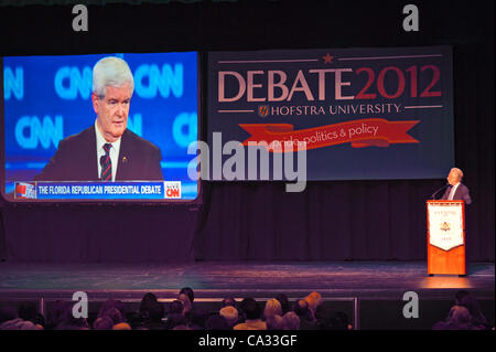 Wolf Blitzer, ancrage de CNN's The Situation Room, parlant à l'Université de Hofstra jeudi, 29 mars 2012, à Hempstead, New York, USA. Au cours de Blitzer's talk, il partage news clips, notamment à partir de la Floride, qui débat présidentiel républicain modéré Blitzer Janvier 2012. L'Hofstra 'Le Worl Banque D'Images