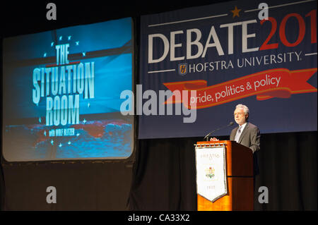 Wolf Blitzer, ancrage de CNN's The Situation Room, parlant à l'Université de Hofstra jeudi, 29 mars 2012, à Hempstead, New York, USA. Au cours de Blitzer's talk, il partage news clips, y compris de CNN, il a animé les débats des primaires présidentielles et de la nuit de l'élection 2008 qu'il a ancré. L'Hofstra 'T Banque D'Images