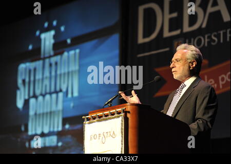 Wolf Blitzer, ancrage de CNN's The Situation Room, parlant à l'Université de Hofstra jeudi, 29 mars 2012, à Hempstead, New York, USA. Au cours de Blitzer's talk, il partage news clips, y compris de CNN, il a animé les débats des primaires présidentielles et de la nuit de l'élection 2008 qu'il a ancré. L'Hofstra 'T Banque D'Images