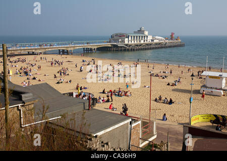 Bournemouth, Dorset UK Vendredi 30 mars 2012. La fin de l'après-midi et la plage de Bournemouth est encore occupé au début des vacances scolaires, en tant que visiteurs, profitez de la chaleur et du soleil Banque D'Images