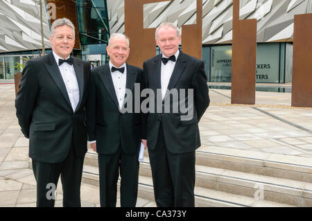 Belfast, Royaume-Uni. 30/03/2012 - Peter Robinson, Jonathan Hagan (Titanic Belfast) et Martin McGuinness à la Belfast's £97M Titanic Visitors Centre tel qu'il est titulaire d'un pré-lancement dîner de gala. Banque D'Images