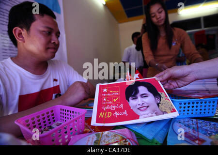 Les partisans d'Aung San Suu Kyi vendre encadrés au bureau de parti d'opposition, la Ligue nationale pour la démocratie à Yangon, le 30 mars 2012. Une vague de réformes dans la politique, les médias et l'économie, à la veille des élections qui pourraient la catapulte Aun San Suu Kyi au parlement, a été la cause d'entre Banque D'Images