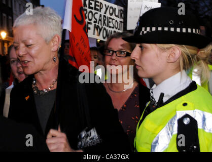 Londres, Royaume-Uni. 30/03/12. Comme les militants pro-vie et Anti-Abortion prières organisées en dehors de la grossesse dans le Service consultatif britannique Bedford Square, ces militants pro-choix a tenu une contre manifestation. Banque D'Images