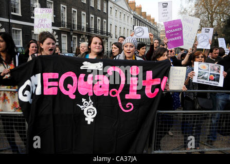 Londres, Royaume-Uni. 30/03/12. Comme les militants pro-vie et Anti-Abortion prières organisées en dehors de la grossesse dans le Service consultatif britannique Bedford Square, ces militants pro-choix a tenu une contre manifestation. Banque D'Images