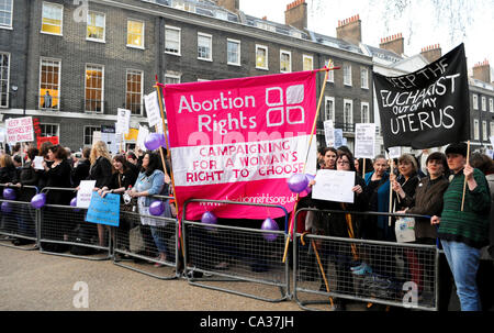 Londres, Royaume-Uni. 30/03/12. Comme les militants pro-vie et Anti-Abortion prières organisées en dehors de la grossesse dans le Service consultatif britannique Bedford Square, ces militants pro-choix a tenu une contre manifestation. Banque D'Images