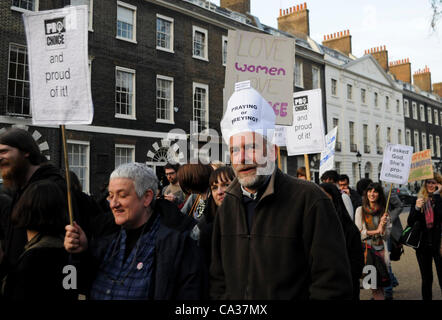 Londres, Royaume-Uni. 30/03/12. Comme les militants pro-vie et Anti-Abortion prières organisées en dehors de la grossesse dans le Service consultatif britannique Bedford Square, ces militants pro-choix a tenu une contre manifestation. Banque D'Images