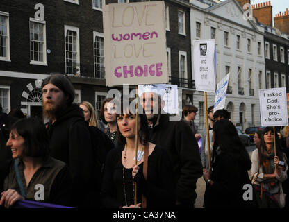 Londres, Royaume-Uni. 30/03/12. Comme les militants pro-vie et Anti-Abortion prières organisées en dehors de la grossesse dans le Service consultatif britannique Bedford Square, ces militants pro-choix a tenu une contre manifestation. Banque D'Images