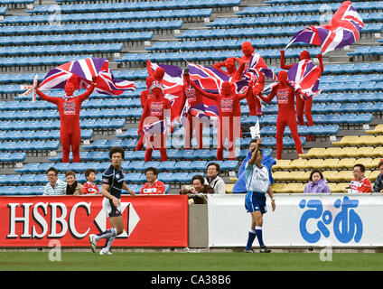 Les partisans de l'Angleterre obtenir derrière leur équipe lors de leur match contre le Japon lors de la ronde 7 de la série du monde de rugby à 7 à Tokyo, Japon, le 31 mars, 2012. L'Angleterre a gagné 15-5. Photographe : Robert Gilhooly Banque D'Images