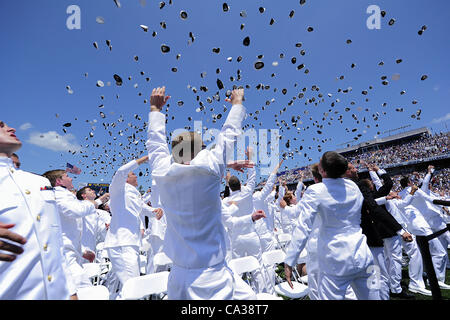 Les marins lancent leurs chapeaux en l'air pour marquer la clôture officielle de l'US Naval Academy 2012 l'obtention du diplôme et cérémonie de mise en service le 29 mai 2012, à Annapolis, MD. Banque D'Images
