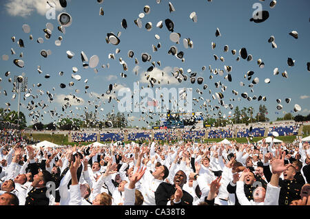 Les marins lancent leurs chapeaux en l'air pour marquer la clôture officielle de l'US Naval Academy 2012 l'obtention du diplôme et cérémonie de mise en service le 29 mai 2012, à Annapolis, MD. Banque D'Images