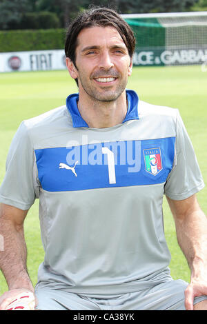 FLORENCE, ITALIE - 30 MAI : Gianluigi Buffon Joueurs de pose au cours de l'UEFA Euro 2012 officiel portrait session à Coverciano, le 30 mai 2012 à Florence, en Italie. Banque D'Images