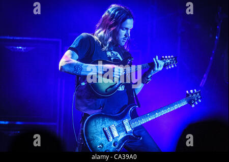 30 mai 2012 - Toronto, Ontario, Canada - groupe américain CREED joué en direct show à Danforth Music Hall à Toronto..En photo â€" ERIC FREIDMAN (crédit Image : ©/ZUMAPRESS.com) Vidyashev Igor Banque D'Images