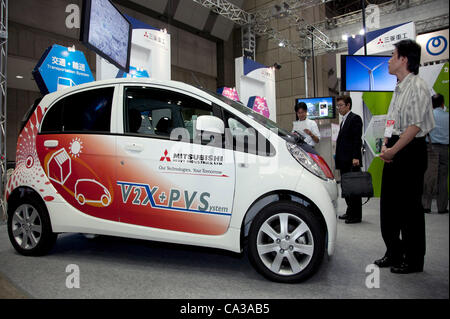 31 mai 2012, Tokyo, Japon. La prochaine génération de véhicules électriques présentés à l'exposition du réseau intelligent et de l'automobile salon de l'industrie suivant au Tokyo Big Site. La Foire présente la prochaine génération de véhicules et de l'industrie manufacturière travaillant avec l'énergie Eco du 30 mai au 1er juin. Banque D'Images