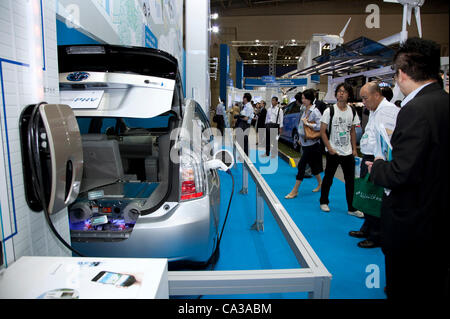 131, mai 2012, Tokyo, Japon - Les visiteurs viennent sur le réseau intelligent de l'automobile et l'industrie de l'exposition suivante juste pour regarder les nouveaux véhicules et technologies de fabrication. Le réseau intelligent et de l'exposition Salon de l'industrie de l'automobile 2012 suivant montre la prochaine génération de véhicules et de l'industrie manufacturière travaillant avec e Banque D'Images