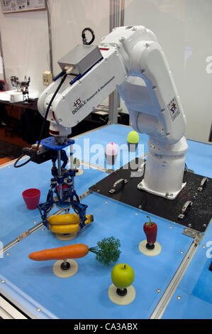 31 mai 2012, Tokyo, Japon. Un bras robot se déplace différents types de fruits à l'exposition automobile Smart Grid et de l'industrie Suivant juste au Tokyo Big Site. La Foire présente la prochaine génération de véhicules et de l'industrie manufacturière travaillant avec l'énergie Eco du 30 mai au 1er juin Banque D'Images