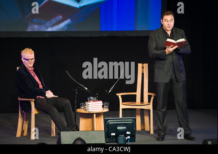 31 mai 2012. Le Telegraph Hay Festival. Acteur, comédien et auteur David Walliams parlant avec Chris Evans au Hay Festival. Hay-on-Wye, Powys, Wales, UK. Chris a quitté le début du festival pour Londres après avoir appris son épouse était allé dans le travail. Banque D'Images