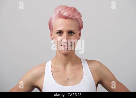 03 05 2012 Berlin. Champion du monde du saut en hauteur Femme Ariane Friedrich (ger) dans une salle de Studio Portrait Banque D'Images