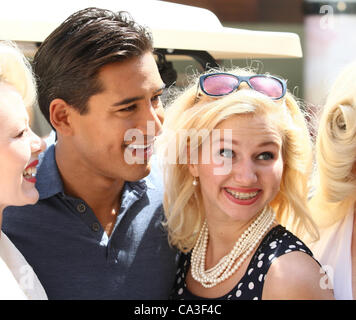 MARIO LOPEZ & FANS JENNY MCCARTHY INTERVIEW DE TÉLÉVISION SUPPLÉMENTAIRE DU GROVE LOS ANGELES CALIFORNIA USA 31 mai 2012 Banque D'Images