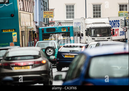 La congestion sur les rues de Aberystwyth, Pays de Galles UK sur les derniers jours d'un "libre pour tous" dans la ville qui a été sans gardiens de la circulation depuis plus d'un an. Les gardiens sont mis à revenir le 4 juin 2012, employé par l'autorité locale (Conseil du comté de Ceredigion) plutôt que la police Powys Dyfed forc Banque D'Images