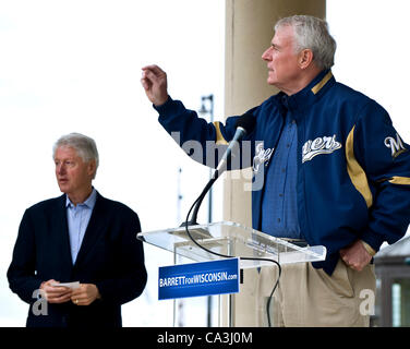 01 juin 2012 - Milwaukee, WI, USA - Le président Bill Clinton souches pour Milwaukee Maire Tom Barrett lors des préparatifs à l'élection de rappel de gouverneur le 5 juin. Banque D'Images