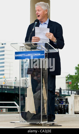 01 juin 2012 - Milwaukee, WI, USA - Le président Bill Clinton souches pour Milwaukee Maire Tom Barrett lors des préparatifs à l'élection de rappel de gouverneur le 5 juin. Banque D'Images
