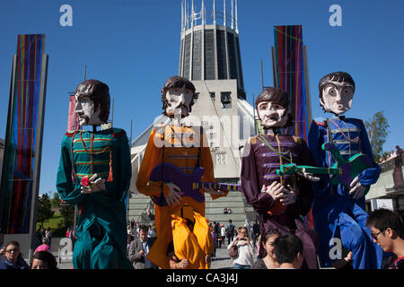 01 juin 2012, Liverpool, Angleterre, Royaume-Uni. Marionnettes des Beatles devant la cathédrale métropolitaine partagent le plaisir tandis que les spectateurs regardent le passage de la flamme du relais olympique Banque D'Images