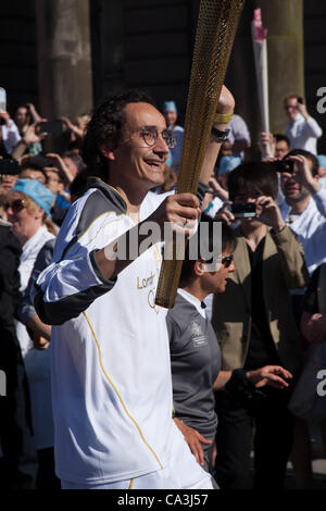 01 juin 2012, Liverpool, Angleterre, Royaume-Uni. Le professeur Tom Solomon, Directeur de l'Institut des maladies infectieuses et la santé mondiale, porte le flambeau du relais olympique passé l'Université de Liverpool Medical Institute, Hope Street sur son voyage autour de l'UK pour le stade olympique de Londres. Banque D'Images